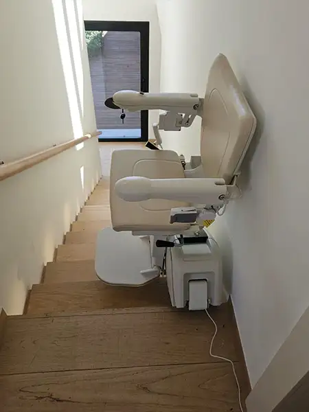 yaşlılar için taşınabilir merdiven asansörü