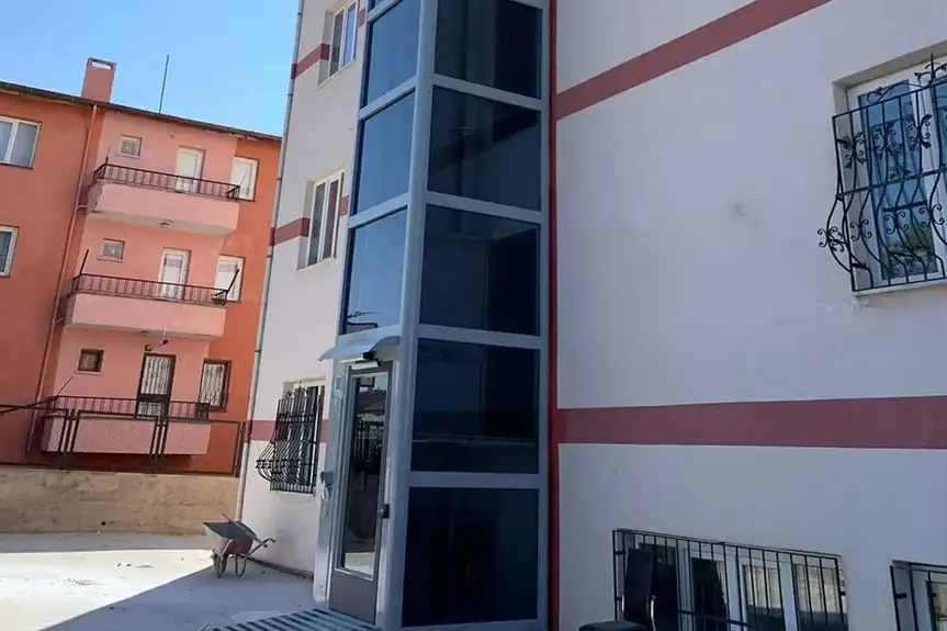 UV, yağmur ve toz dayanımı olan dış asansör sistemi.
