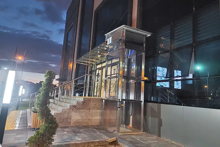 LED aydınlatmalı cam kabin bina dışı asansör örneği.