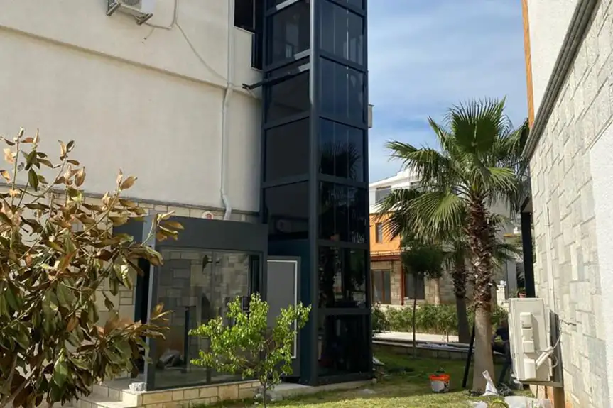 360 derece manzara sunan cam kabin bina dışı asansör.