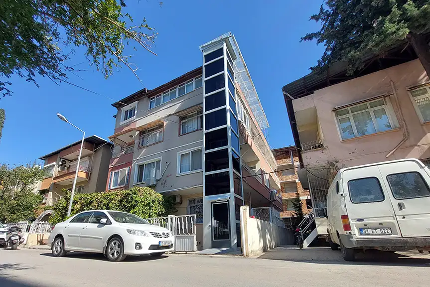 Betonarme kuyu gerektirmeyen dış cephe montajlı asansör.