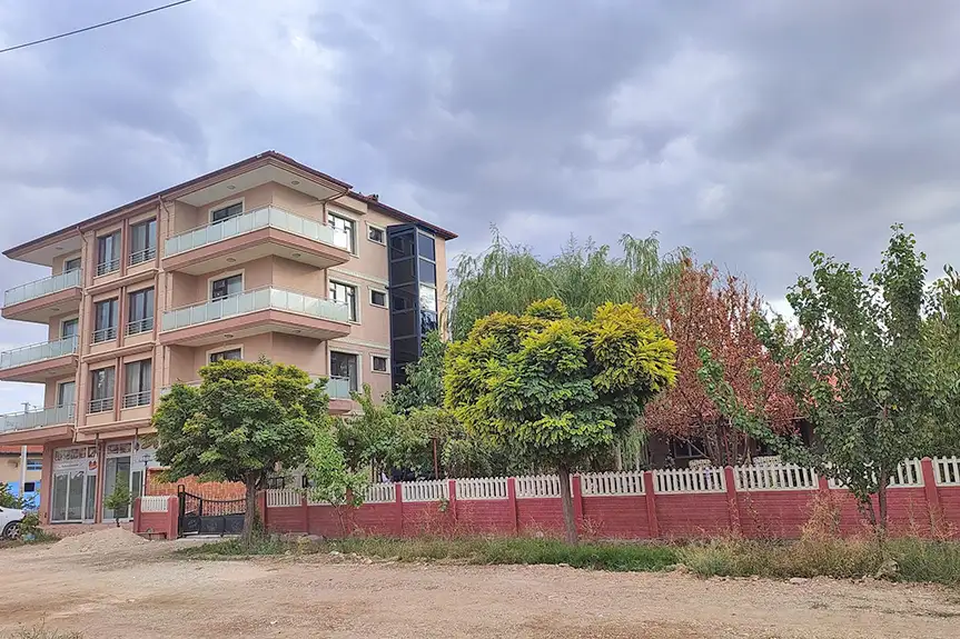 Dış cepheye monte edilen taşıyıcı sistem kurulumu.